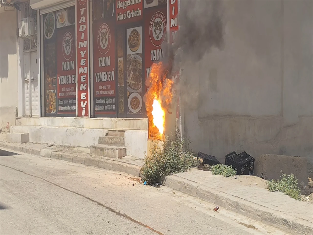 Cizre'de Sokaktaki Elektrik Panosu Alev Aldı! Yangın Kontrol Altına Alındı.