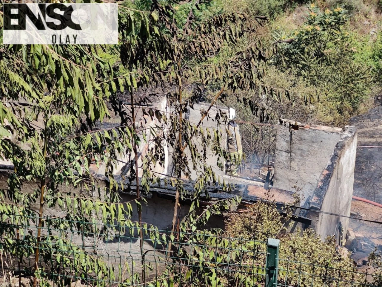 Sultangazi'de Rüzgarın Etkisiyle Çıkan Yangın, İki Gecekonduyu Kül Etti!