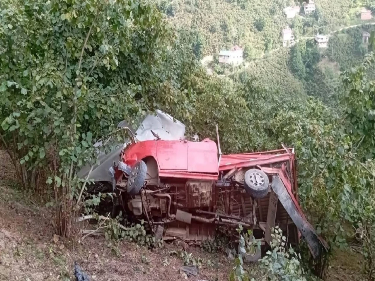 Giresun'da tarım işçilerini taşıyan kamyonet şarampole yuvarlandı: 1 ölü, 9 yaralı! Jandarma soruşturma başlattı.