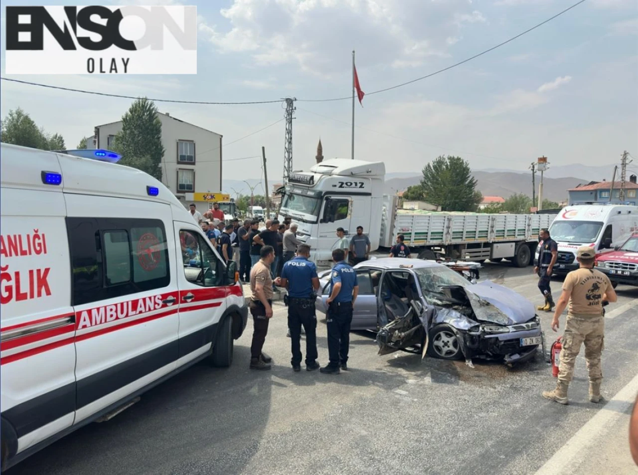 VAN’da Aynı Aileden 4 Kişi Yaralı: TIR ve Otomobil Kaza Yaptı