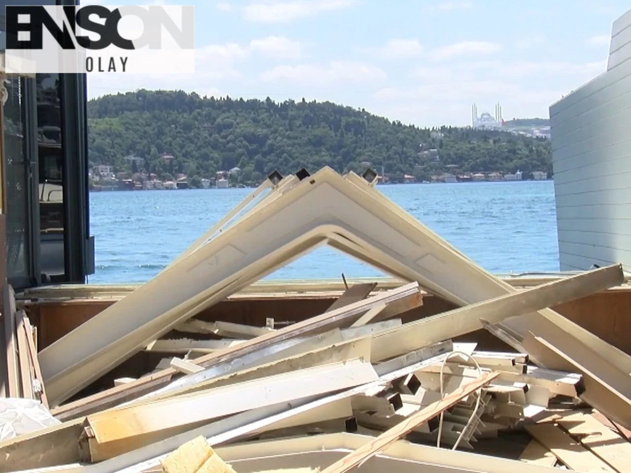İstanbul Boğazı'nda Kaçak Yapılara Yıkım Başladı: Tarihi Pastane de Söz Konusu