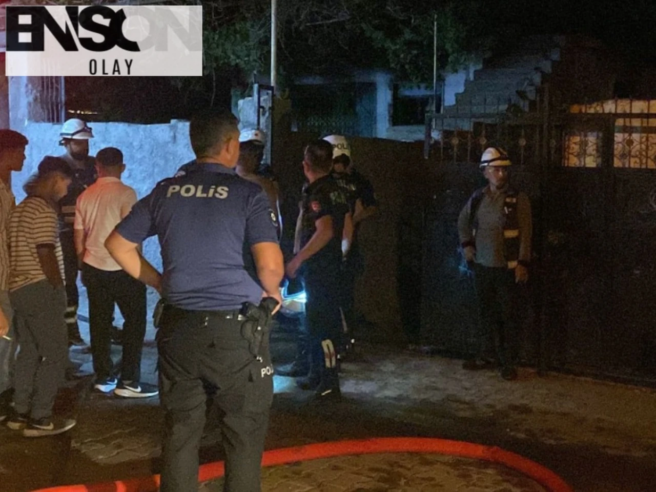 Madde Bağımlısı Oğul, Babasının Evinde Yangın Çıkardı - Polis Kalabalığı Zor Dağıttı