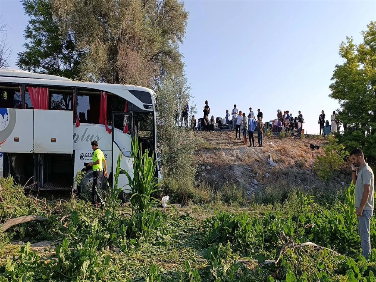 Konya'da Yolcu Otobüsü Şarampole Uçtu: 3'ü Çocuk 7 Yaralı!