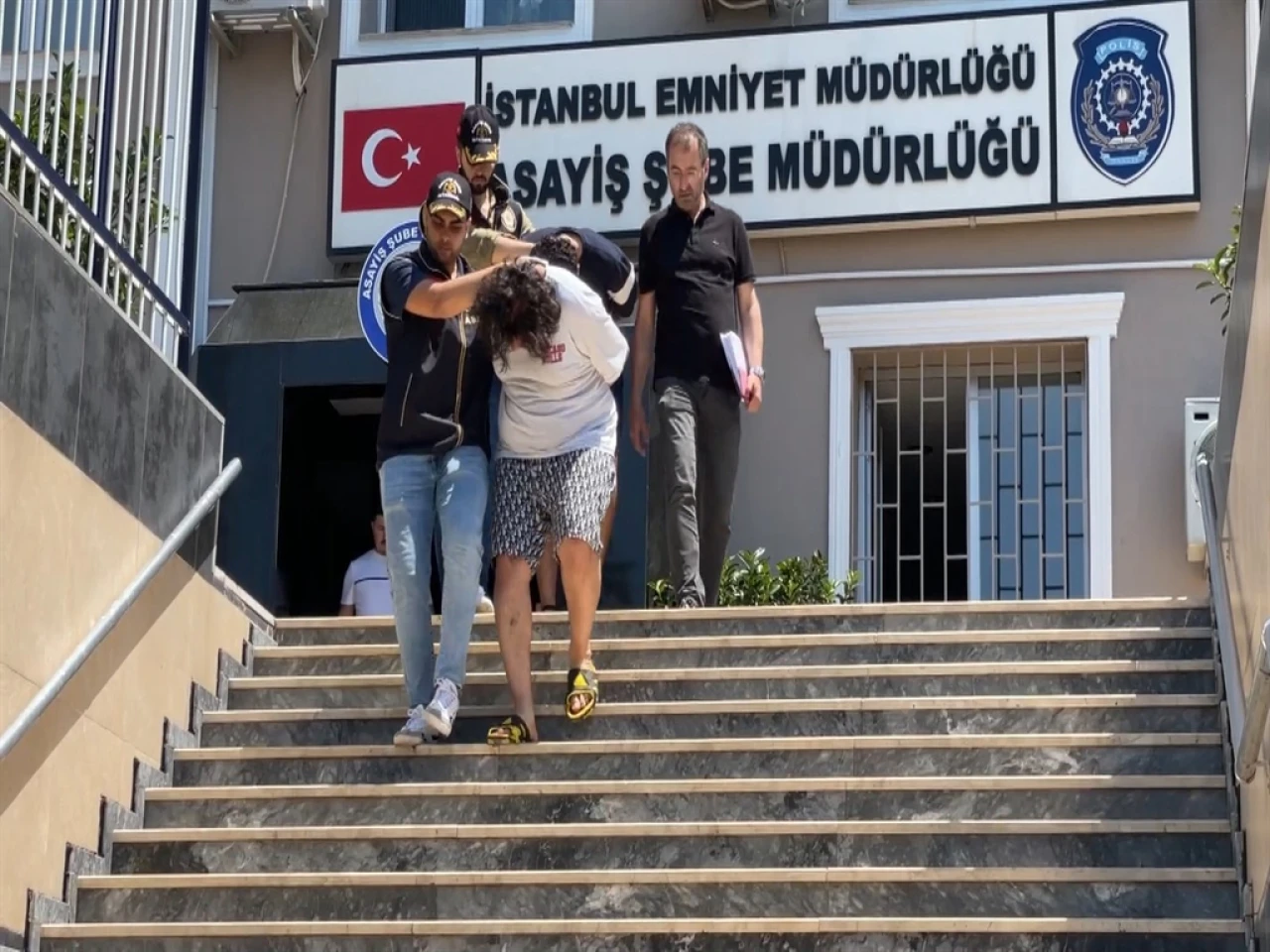 İranlı Turist Dolandırıcıları İstanbul'da Yakalandı: 2 Milyon Lira Değerinde Döviz Çalmışlardı