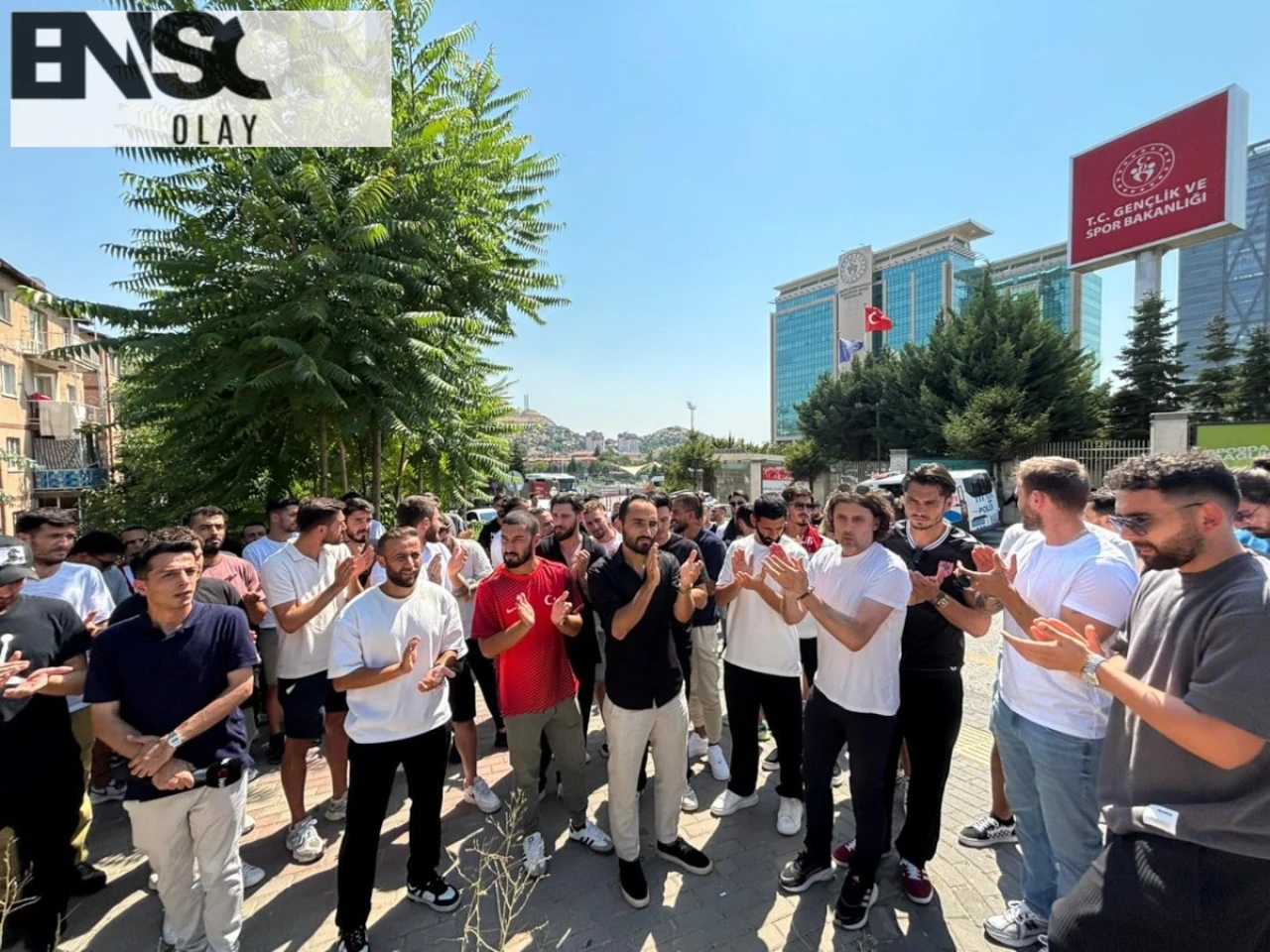 TFF'nin 25 yaş üstü futbolcularda getirdiği lisans kısıtlaması protesto edildi. Futbolcular, GSB önünde basın açıklaması yaptı.