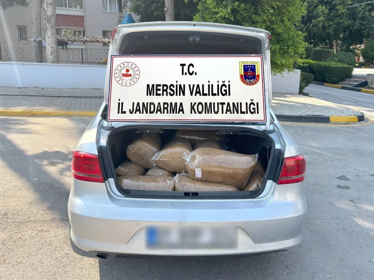 Tarsus'ta Kaçak Tütün Operasyonu: 100 Kilo Tütün Ele Geçirildi, 1 Şüpheli Gözaltında.