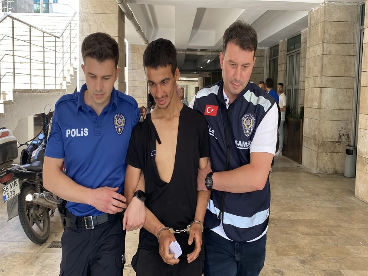 Samsun'da sahilde balık tutan kişiyi darp edip denize atan şüpheli tutuklandı.