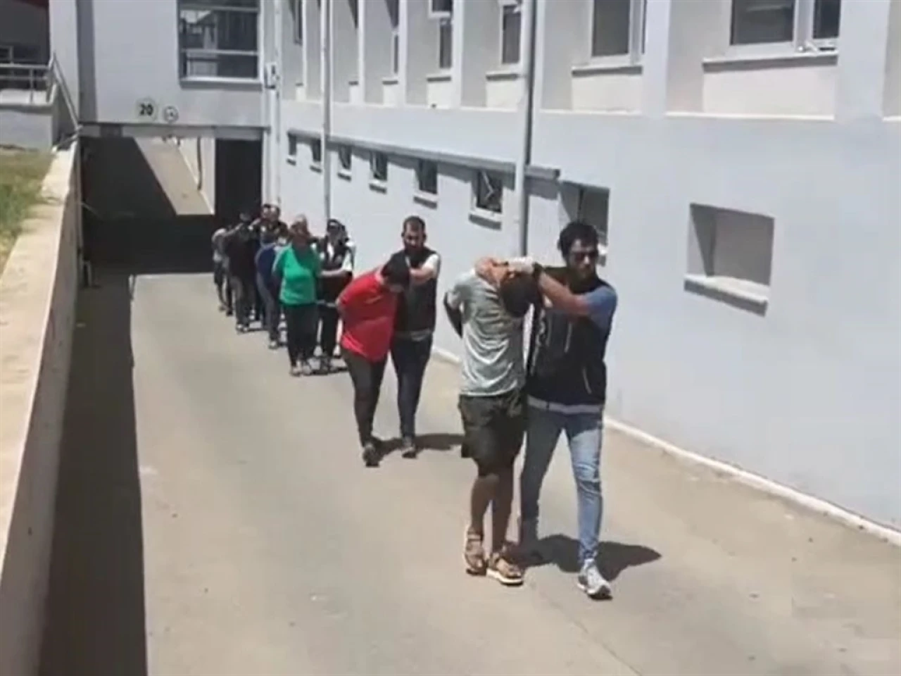 Adana'da Polisin Eş Zamanlı Operasyonunda Uyuşturucu ve Silahlar Ele Geçirildi, 7 Tutuklama!