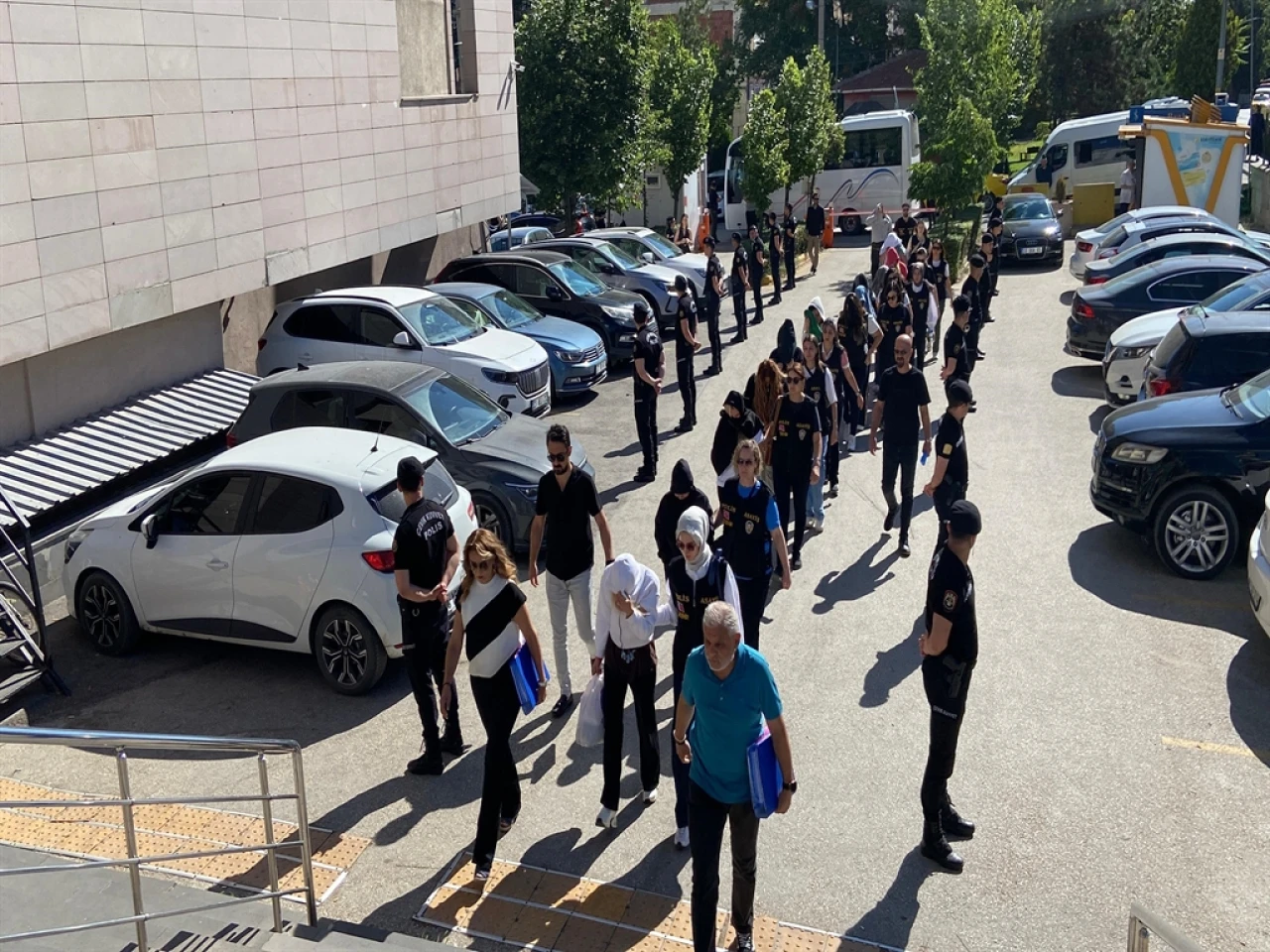 Eskişehir'de Masaj Salonlarına Yönelik Fuhuş Operasyonunda 18 Kadın 19 Şüpheli Gözaltında.
