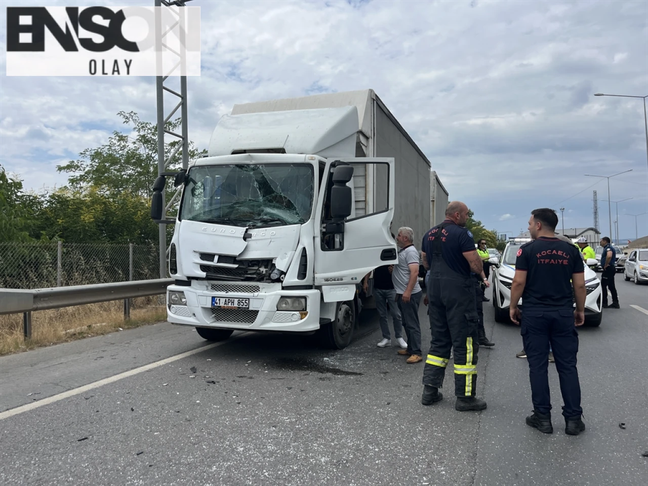 Kartepe'de Kamyon ile TIR Çarpıştı: Şoför Yaralandı, Kamyon Şoförü Aranıyor