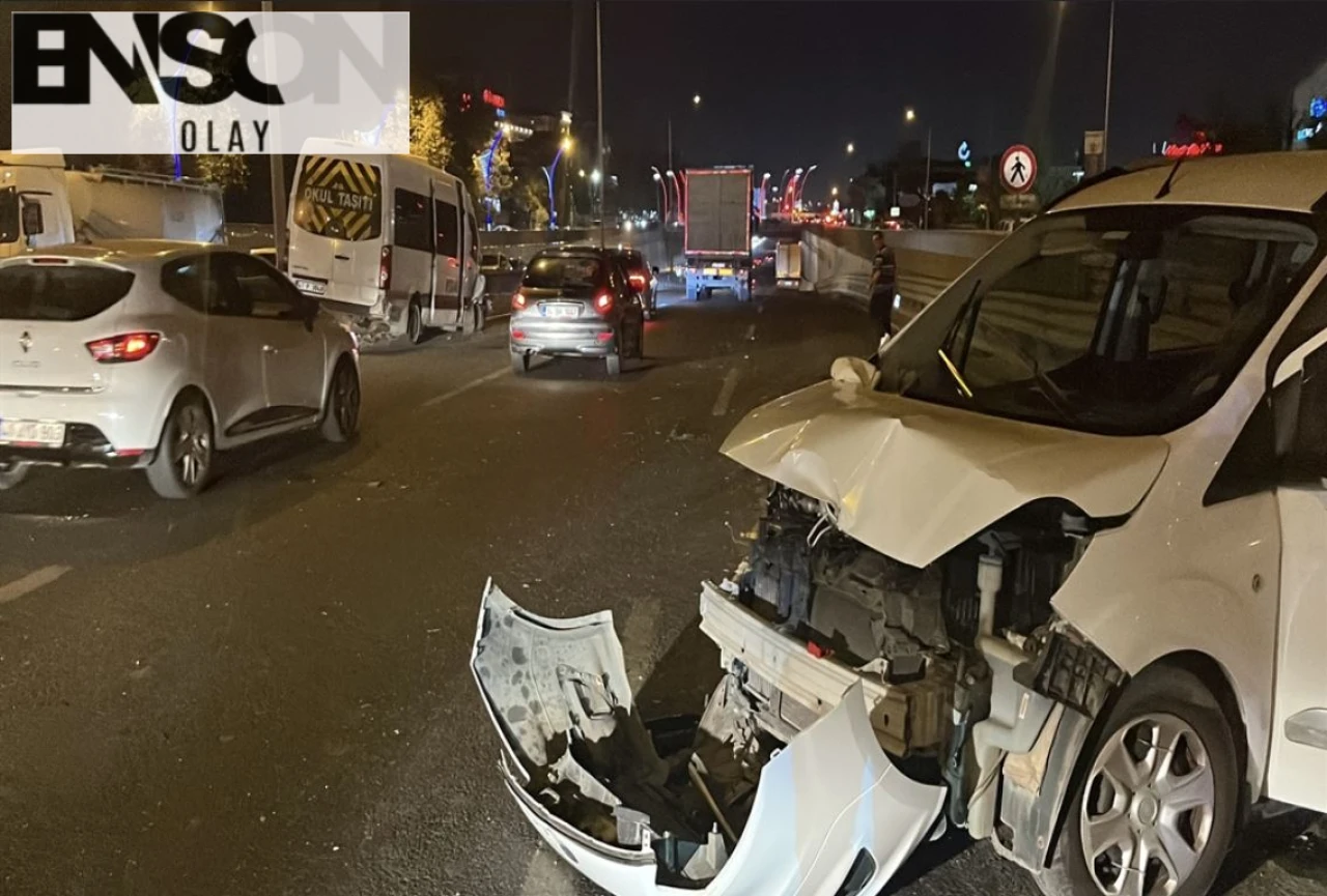 Gebze'de Hafif Ticari Araç ile Servis Minibüsü Çarpıştı: 2 Yaralı!