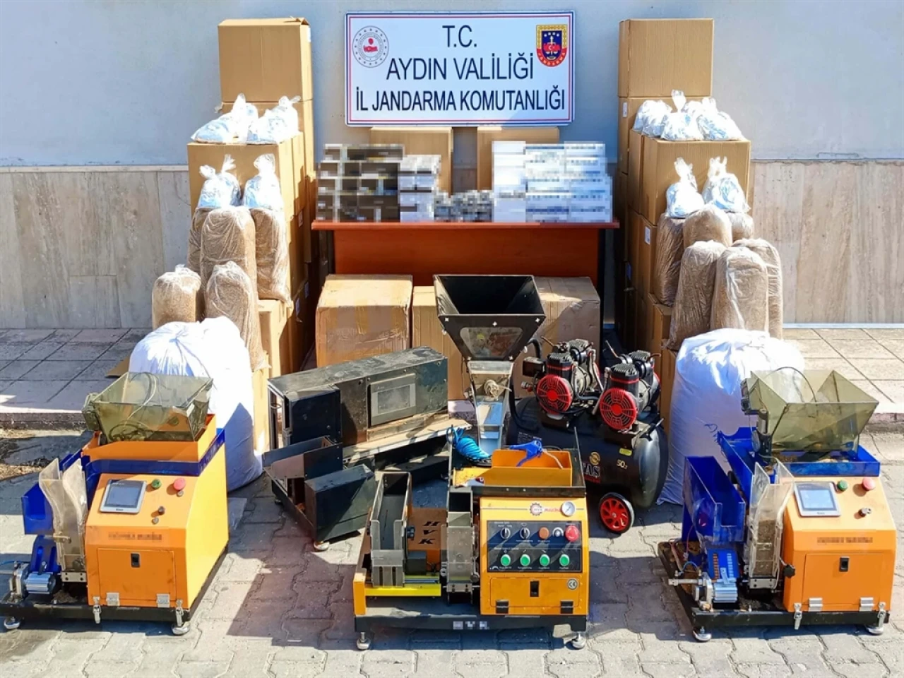 Aydın'da Kaçak Sigara Operasyonu: 626 Bin Sahte Bandrollü Makaron Ele Geçirildi, 1 Gözaltı.