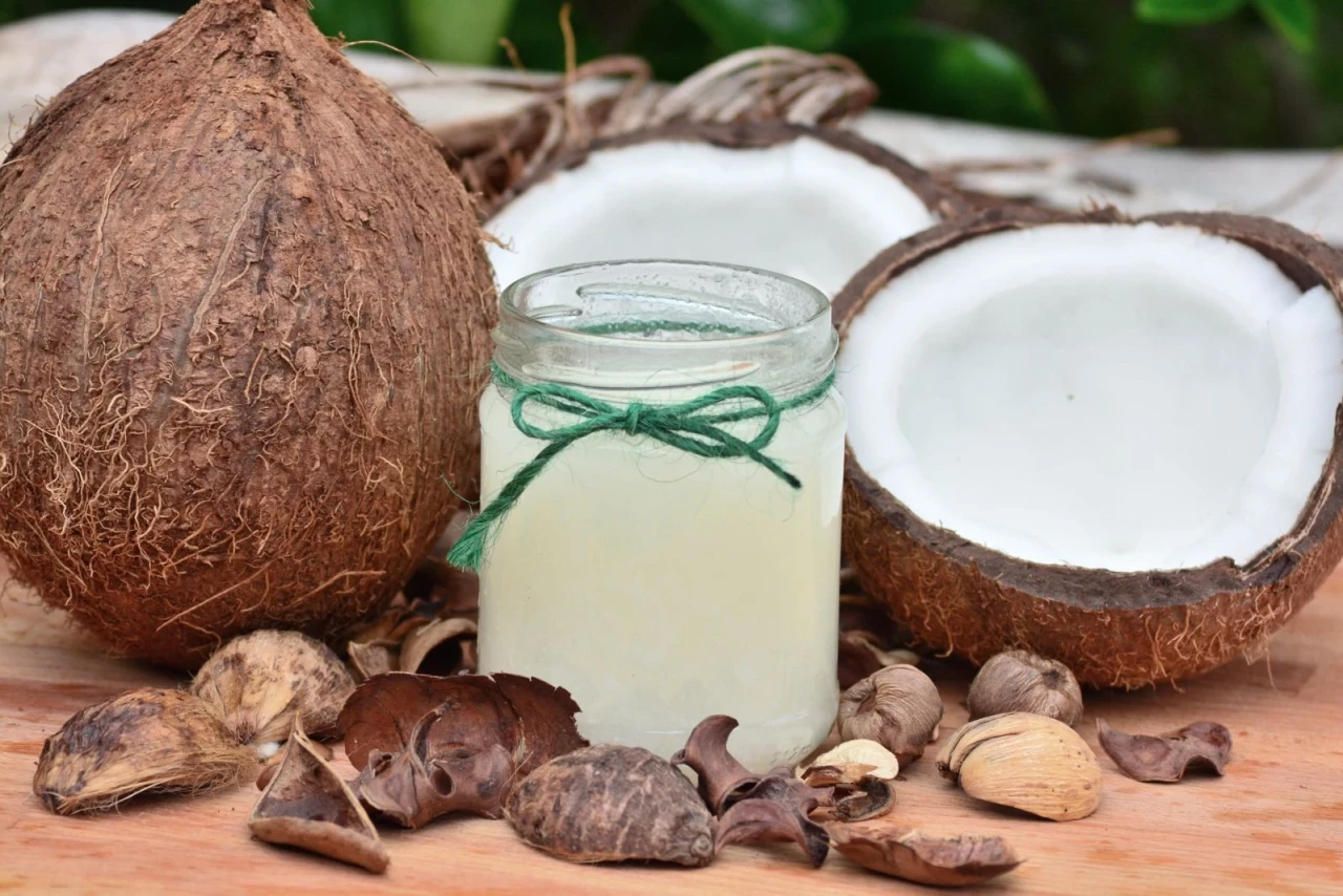 Saç Kepeği İçin Doğal Çözümler: Aloe Vera, Hindistancevizi Yağı, Karbonat ve Elma Sirkesi Kullanımı Önerileri