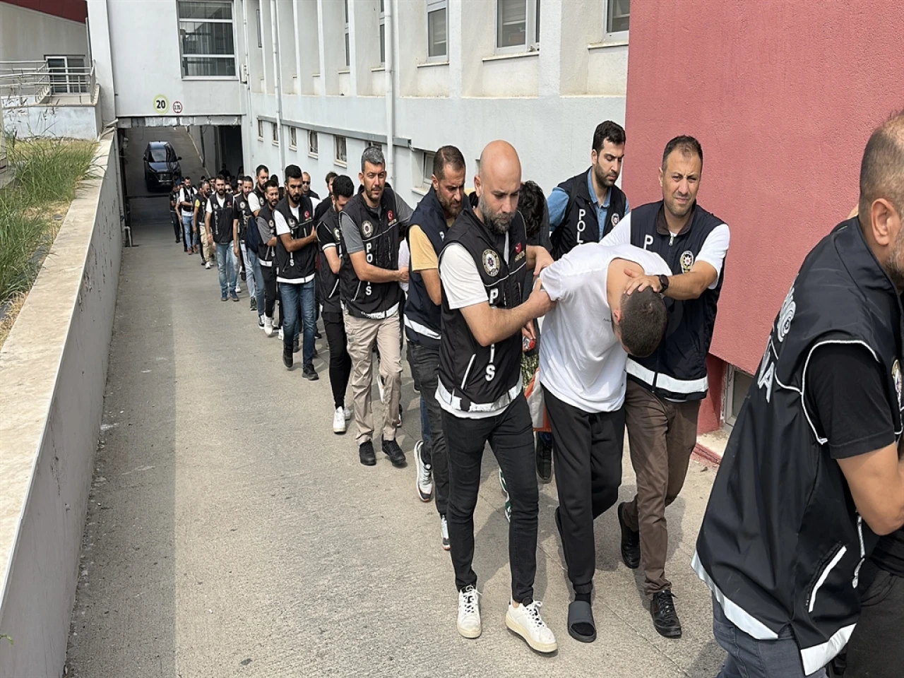 Adana Merkezli 6 İlde 'Torba Operasyonu': 152 Uyuşturucu Satıcısı Tutuklandı