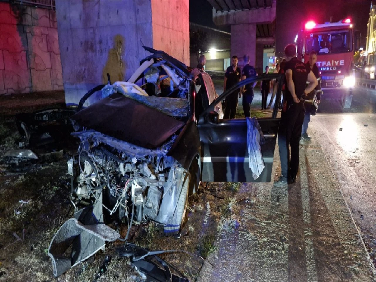 İzmit'te Otoyol Bağlantı Köprüsüne Çarpan Otomobilin Sürücüsü Hayatını Kaybetti, Yolcu Ağır Yaralandı