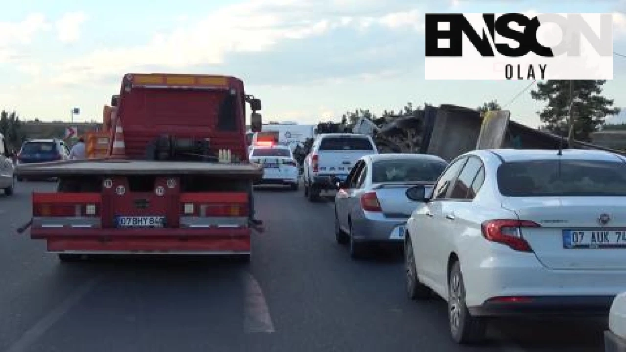Antalya'da TIR Kazası: Refüjü Aşan Araç Karşı Şeride Geçti, Market Ürünleri Yola Saçıldı