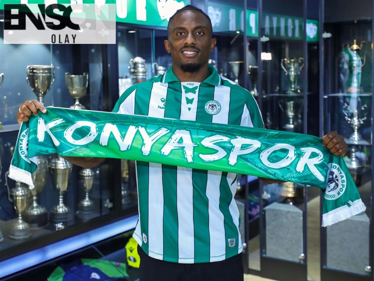 Konyaspor, Kongolu futbolcu Yhoan Andzouana'yı renklerine bağladı ve yeni sezon için hazırlıklara başlıyor.