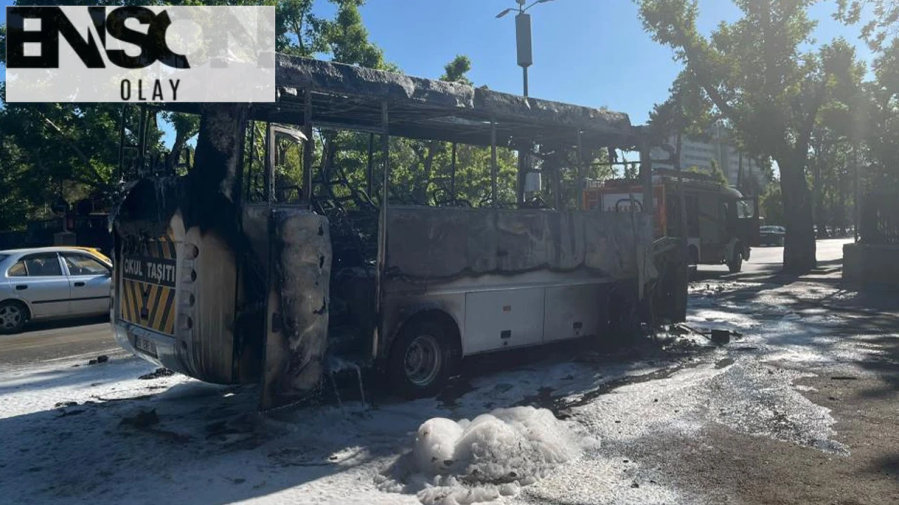 Minibüste Çıkan Yangın Panik Yarattı, Sürücü Hafif Yaralandı ve Araç Hurdaya Döndü