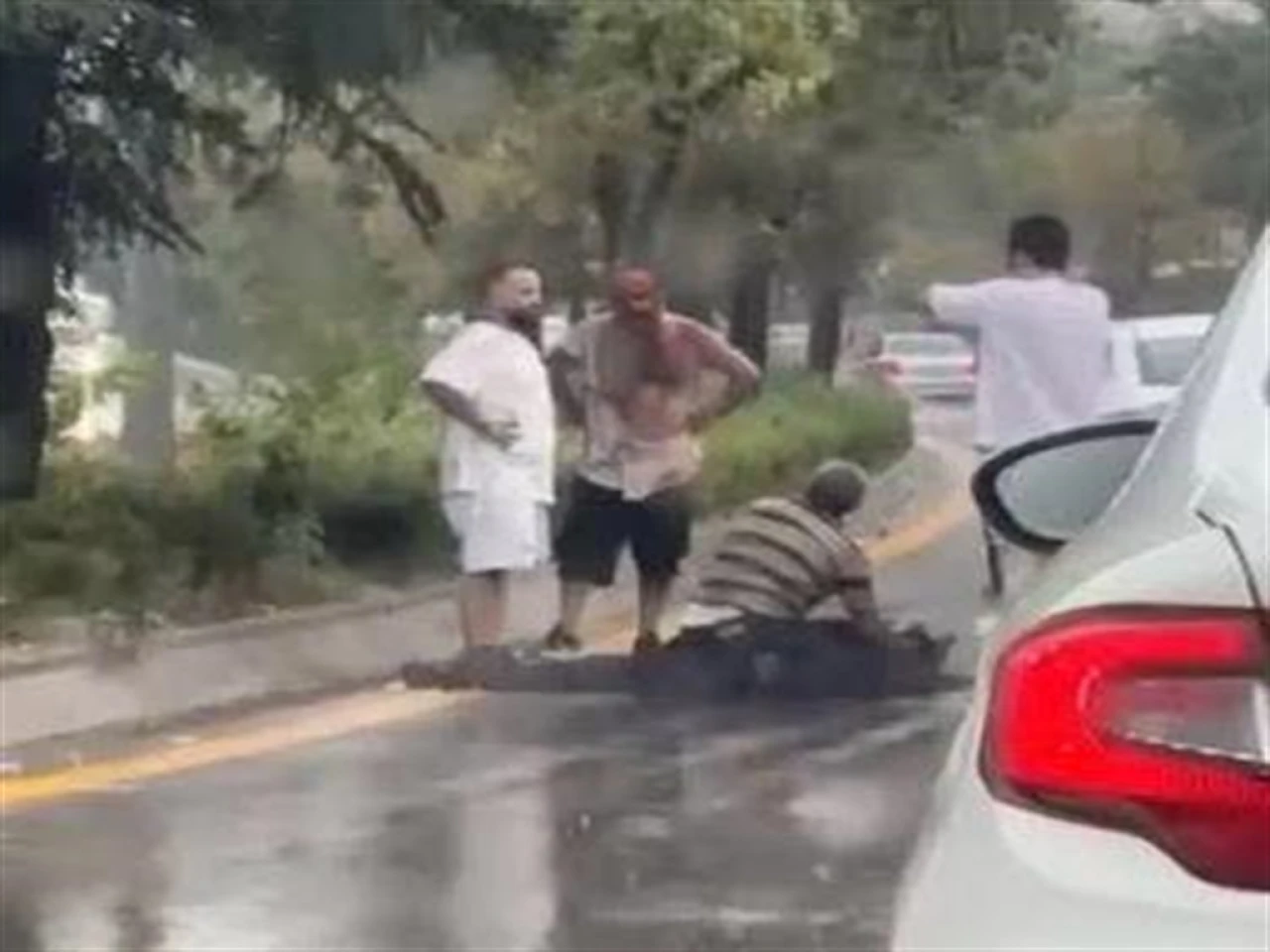 Trafikte yaşanan kavgada eşi kazara öldüren adamın duruşması başladı. Savcı, taksirle öldürme suçundan cezalandırılmasını istedi.