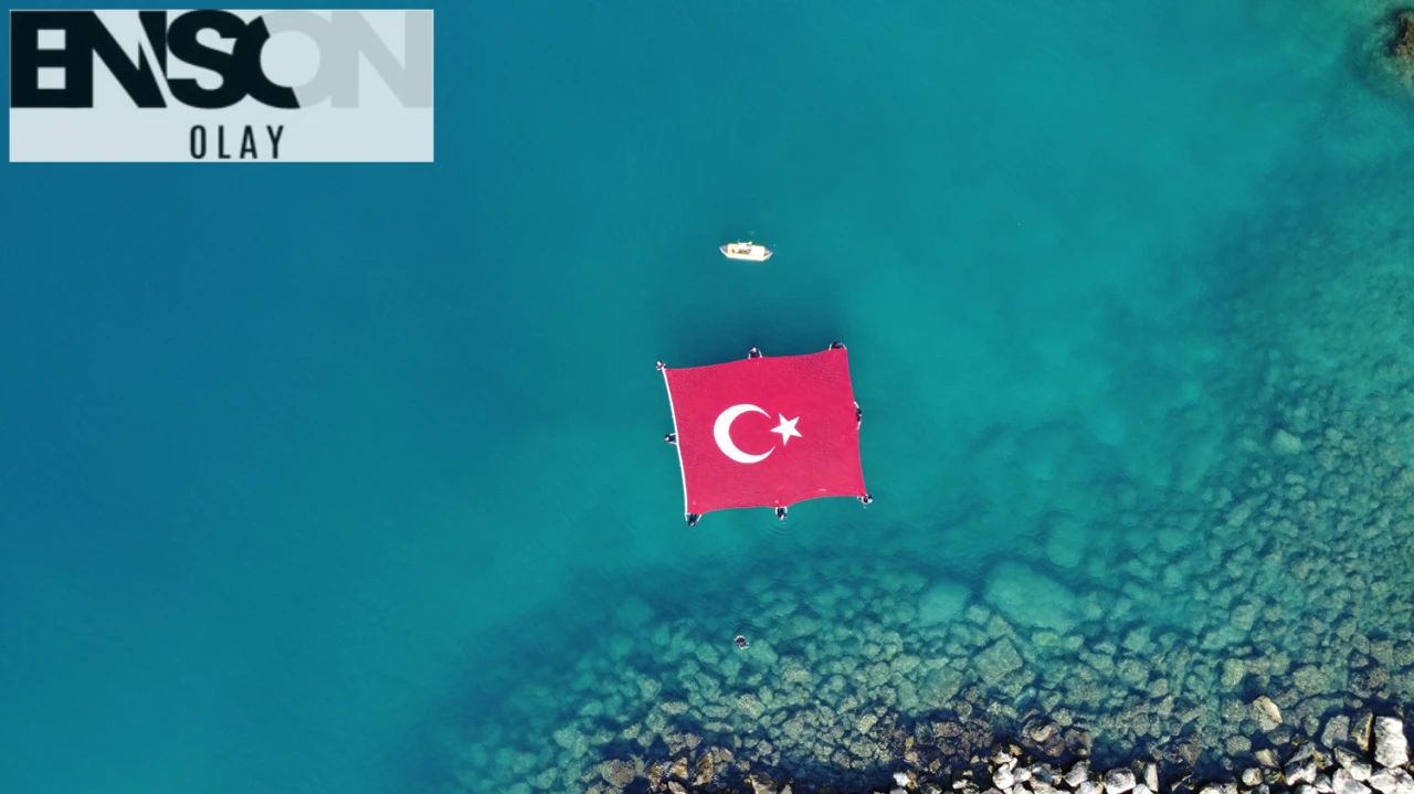 Antalya'da 15 Temmuz Anması: Denizde Türk Bayrağı Açıldı ve Su Altında Etkinlikler Gerçekleştirildi