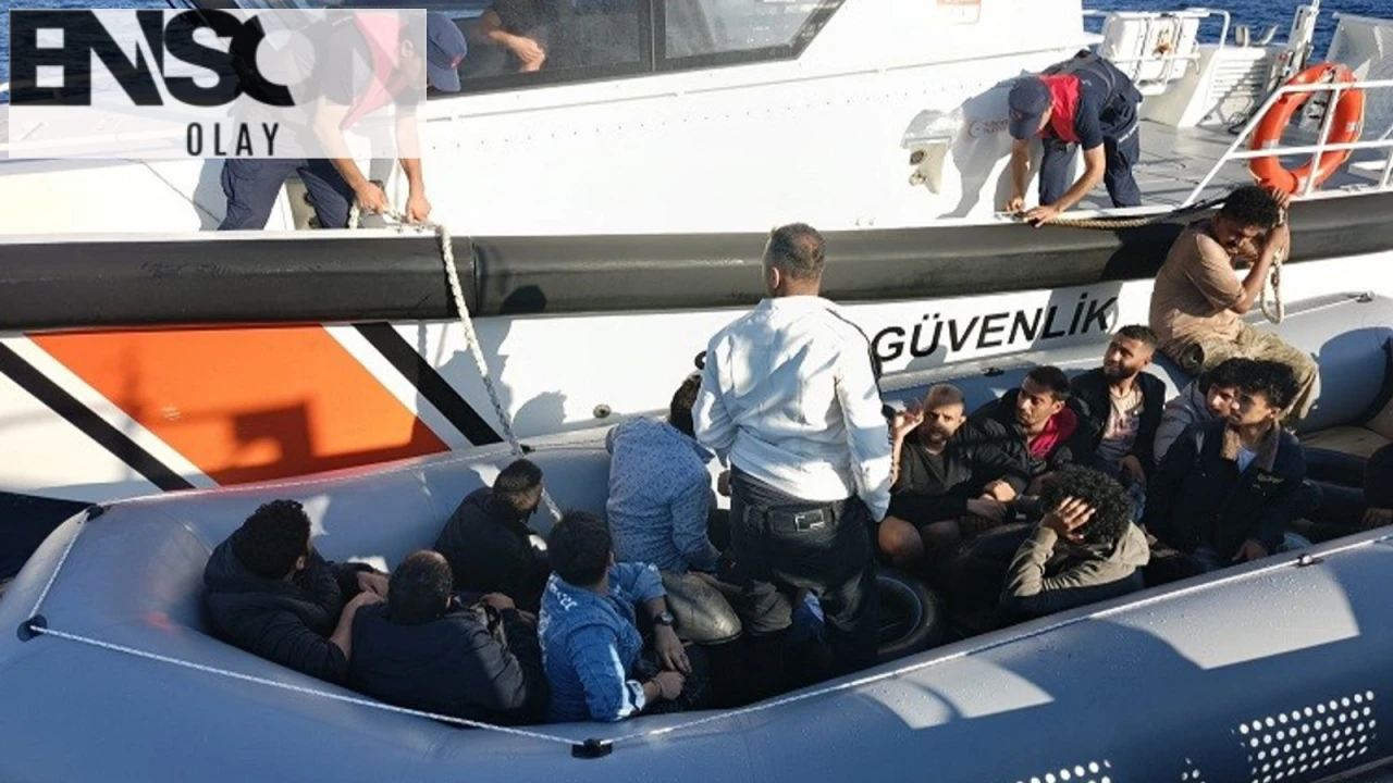 Ayvalık açıklarında lastik botta yakalanan 16 düzensiz göçmen Sahil Güvenlik tarafından durduruldu.