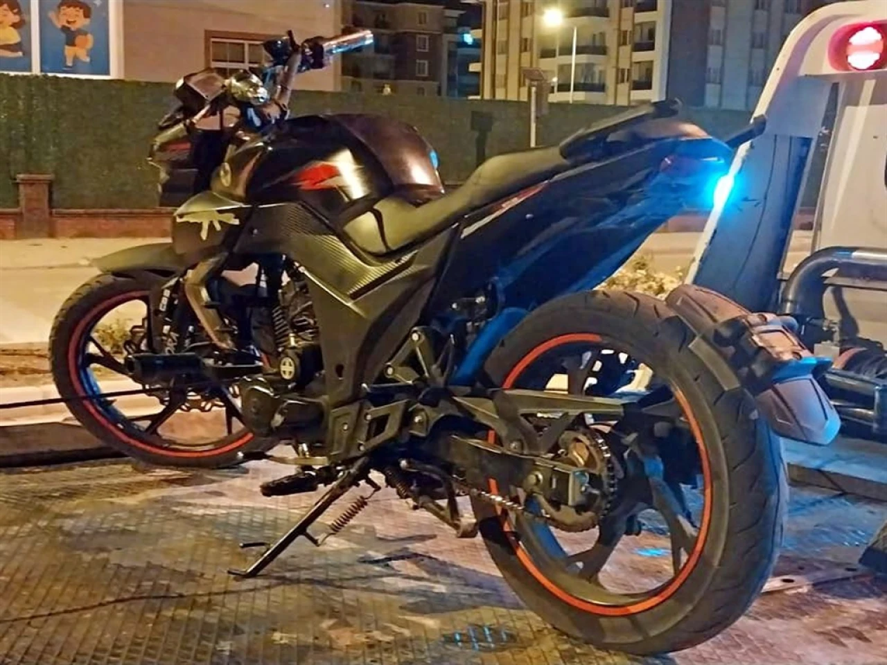 Çevreye Rahatsızlık Veren Sürücü Yakalandı, Trafikten Men Edildi
