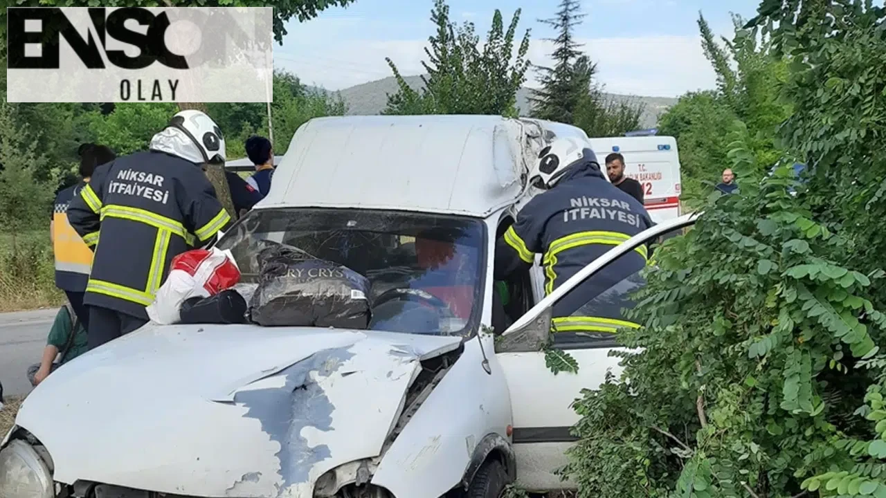 Niksar'da Ağaca Çarpan Araçta 4 Kişi Yaralandı