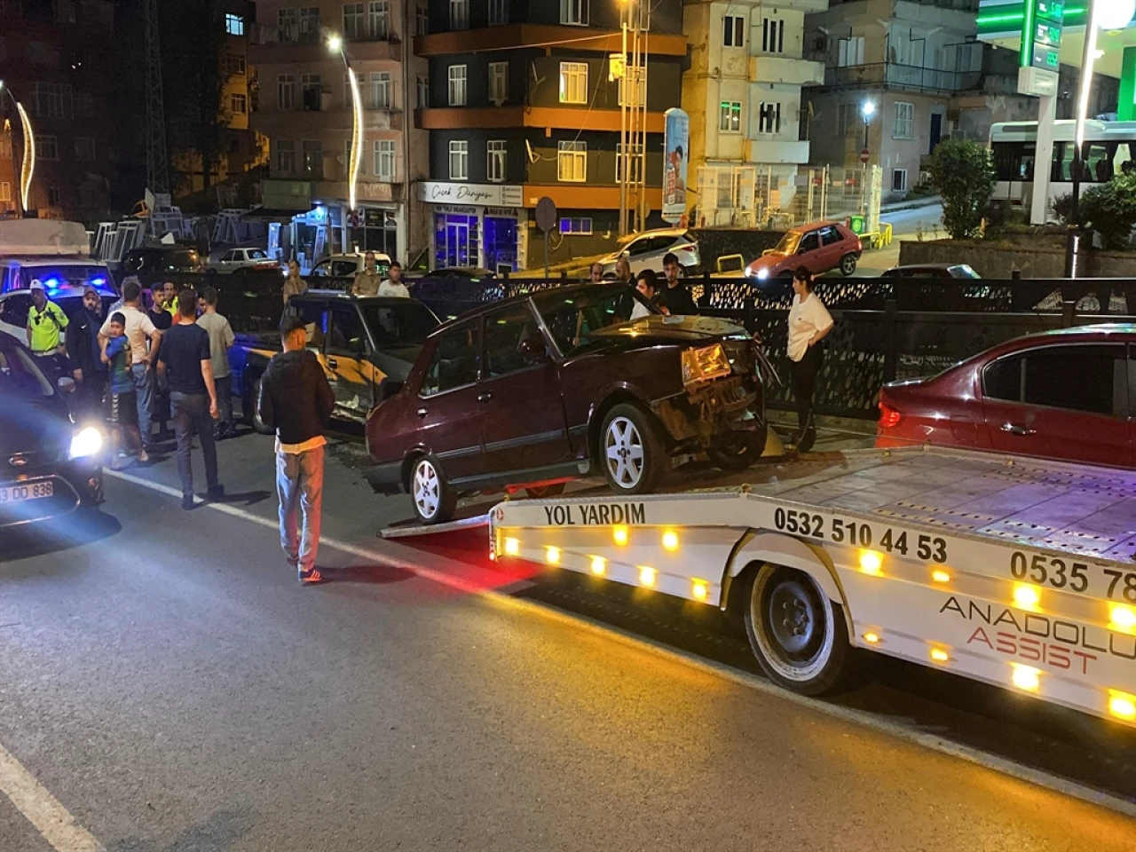 Rize'de Yol Kenarındaki Kamyonete Çarpan Otomobilin Sürücüsü Yaralandı
