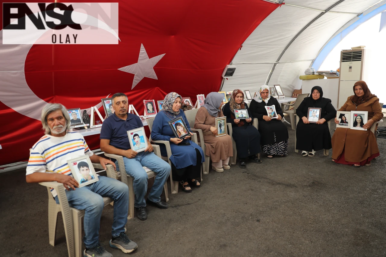 "Ailelerin Oturma Eylemi PKK'nın Çocuk Kaçırmalarına Karşı Devam Ediyor"