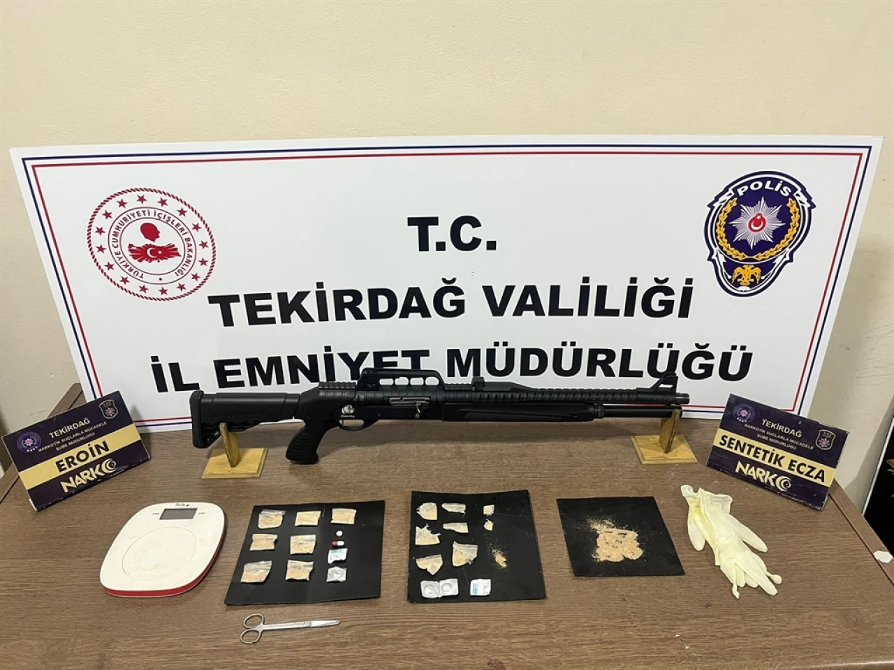 Tekirdağ'da Polis Operasyonunda 7 Adreste Uyuşturucu ve Sentetik Hap Ele Geçirildi, 7 Tutuklama