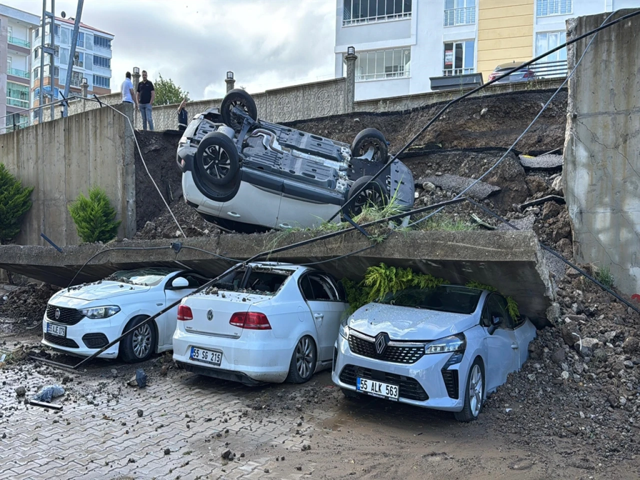 Samsun'da Şiddetli Yağmur Sonucu Otopark Duvarı Yıkıldı, 4 Araç Kullanılamaz Hale Geldi