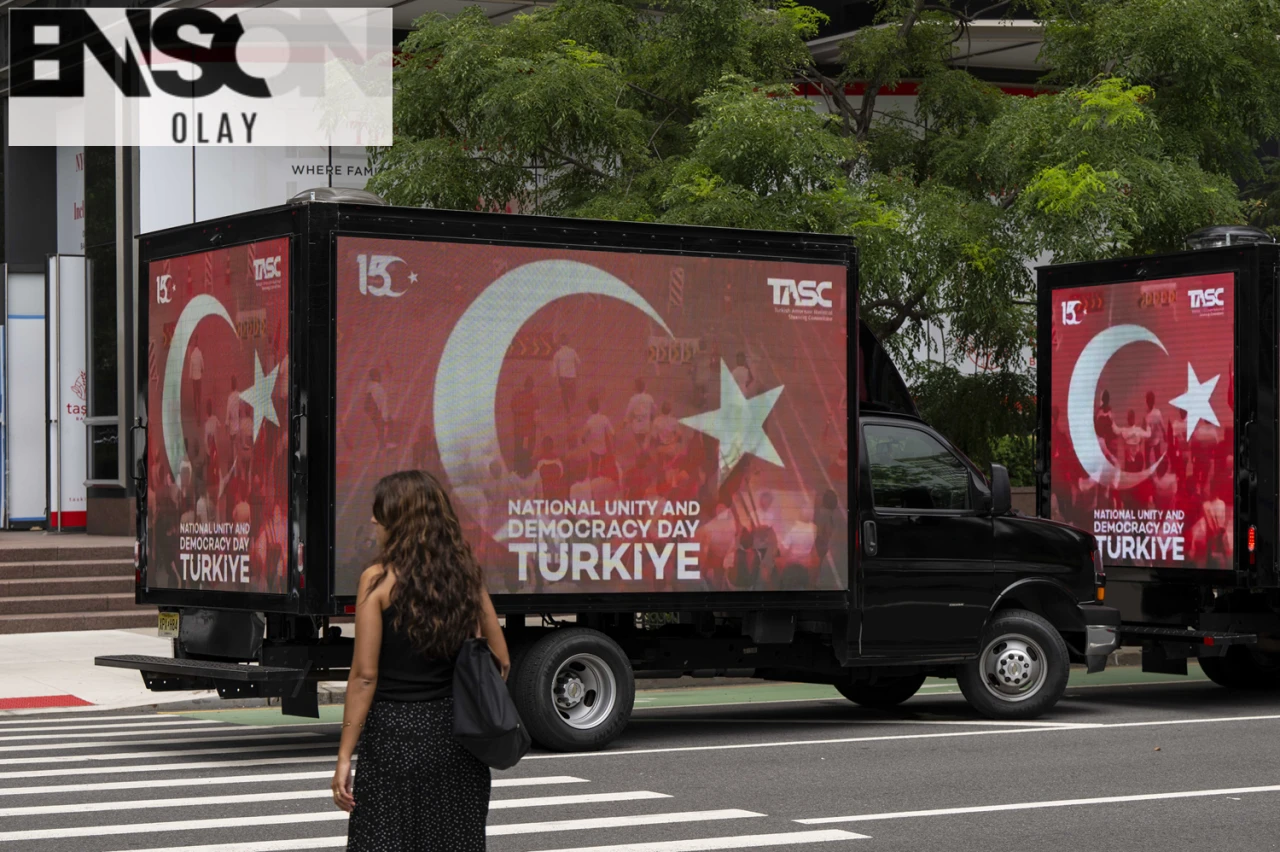 "Görsellerle süslenmiş kamyonlar 15 Temmuz anısına BM Genel Merkezi'nde sergilendi."