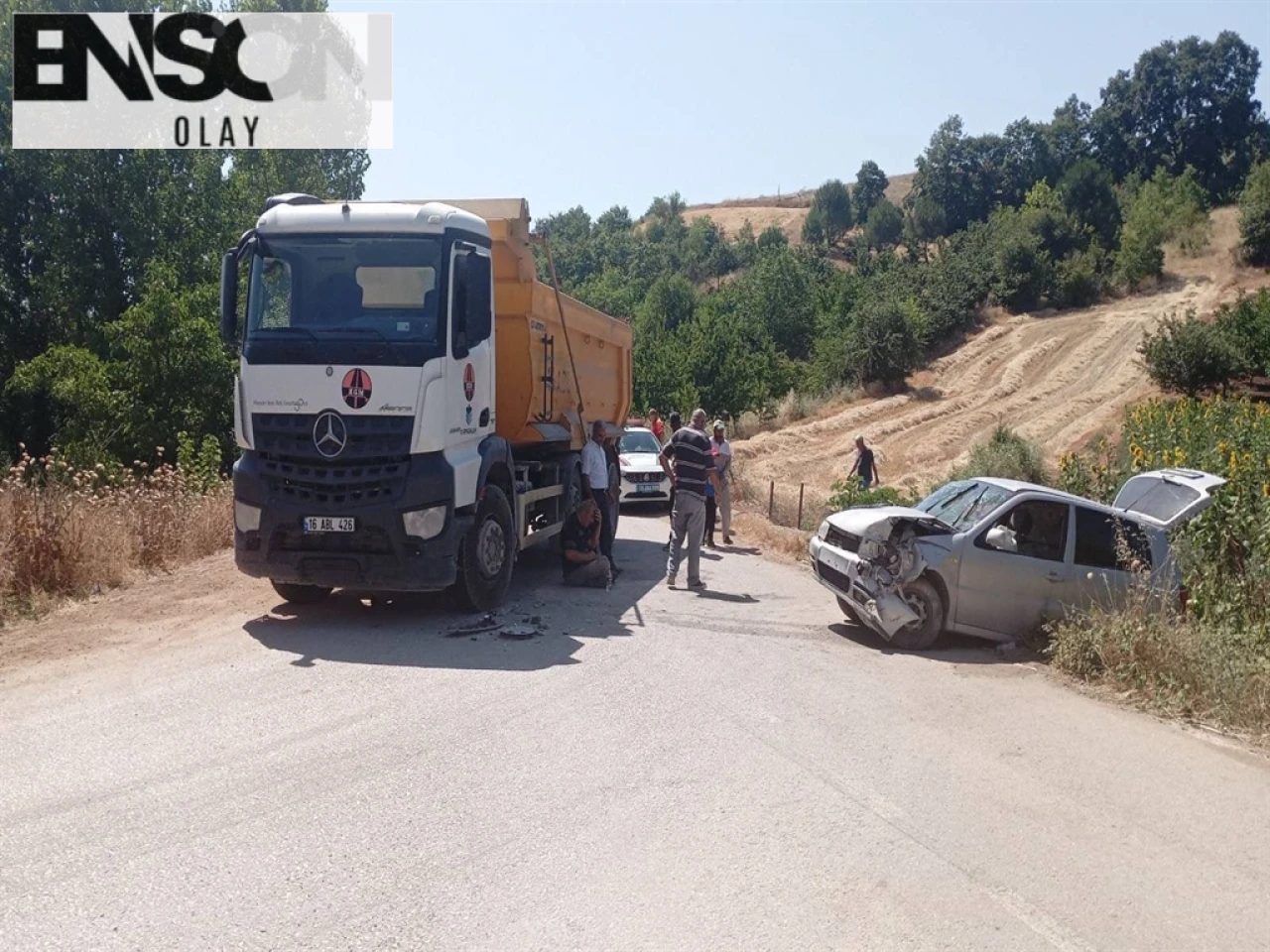 İnegöl'de Hafriyat Kamyonu ile Otomobil Kafa Kafaya Çarpıştı: 2 Yaralı!