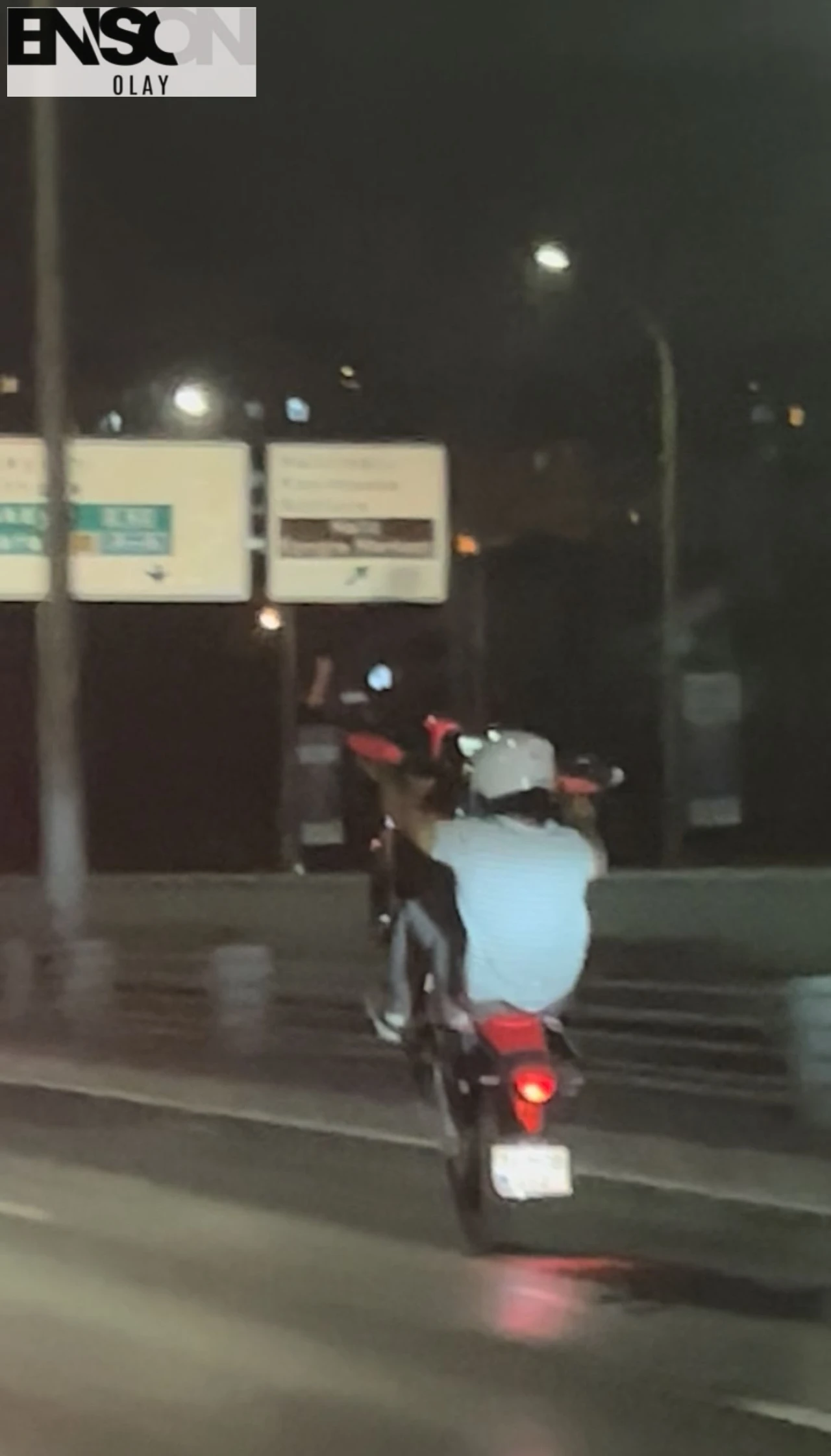 Haliç Köprüsü'nde Tehlikeli Motosiklet Şovu! - Cep telefonu görüntülerine yansıyan motosiklet sürücüsü, trafiği tehlikeye attı.