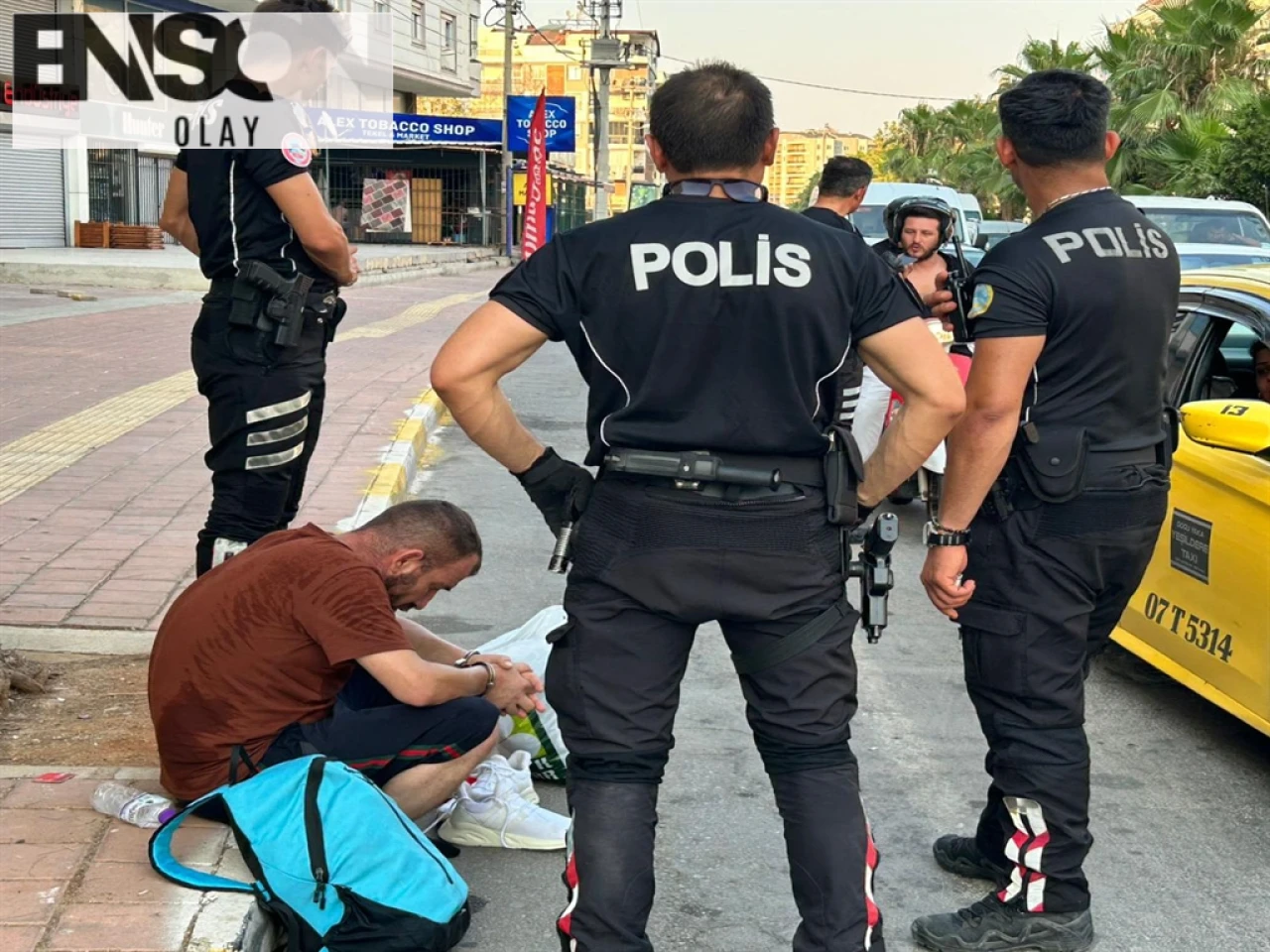 Antalya'da kaçmaya çalışan suçlu polis tarafından yakalandı ve hakkında 3 yıl hapis cezası olduğu belirlendi.