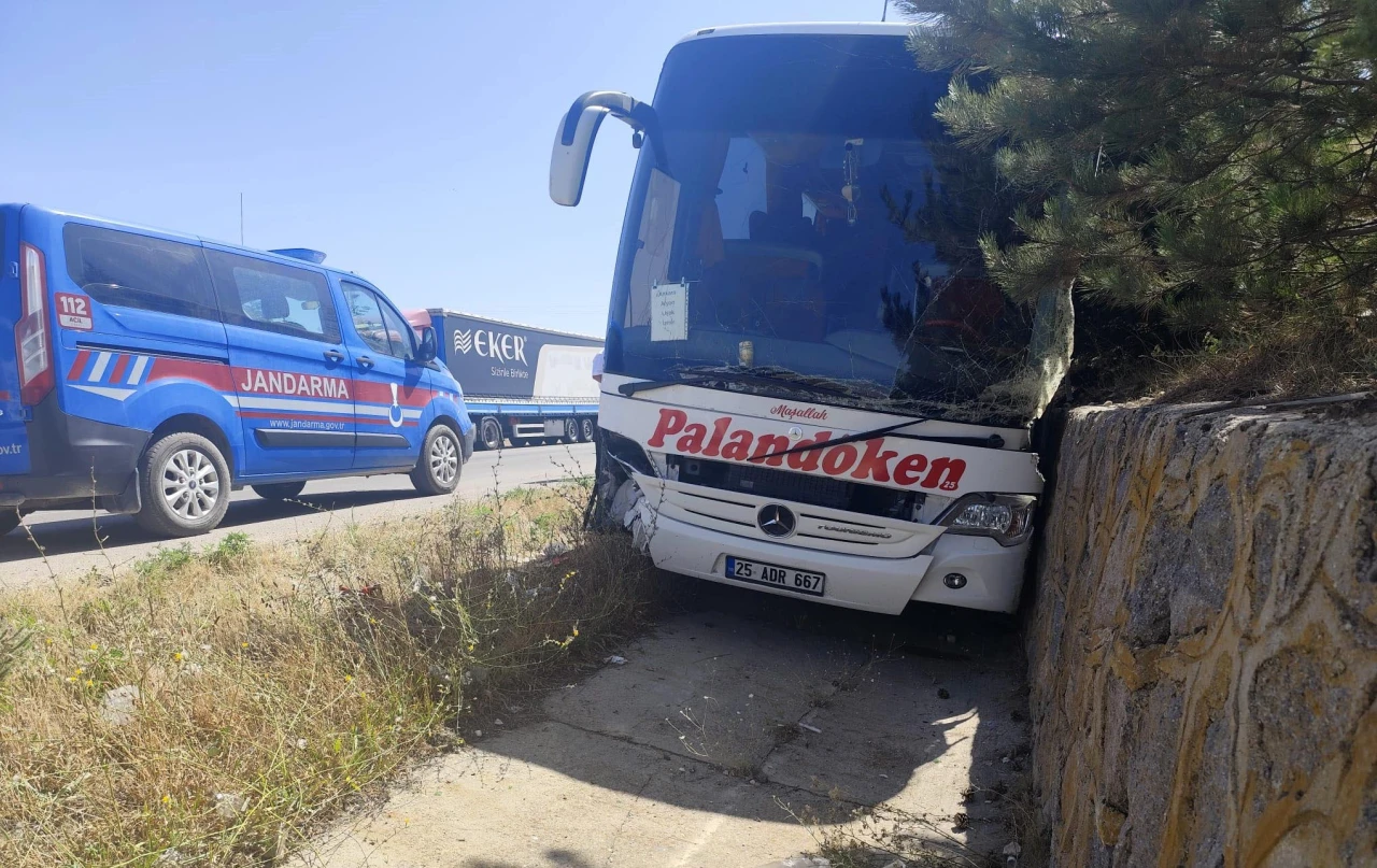 Afyonkarahisar'da Yolcu Otobüsü TIR ve Otomobile Çarptı: 7 Yaralı!