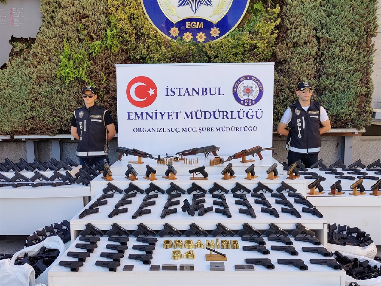 İstanbul'da Firari Suç Örgütüne Operasyon: 89 Şüpheli Gözaltında, 214 Ruhsatsız Tabanca Ele Geçirildi