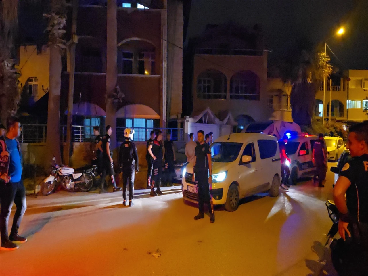 Hatay'ın Samandağ ilçesinde alkol alıp taşkınlık çıkaran 3 kişi gözaltına alındı.