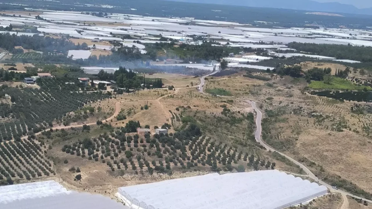 Kurşunlu Mahallesi'nde Çıkan Yangına Antalya Orman Bölge Müdürlüğü Ekipleri Müdahale Ediyor