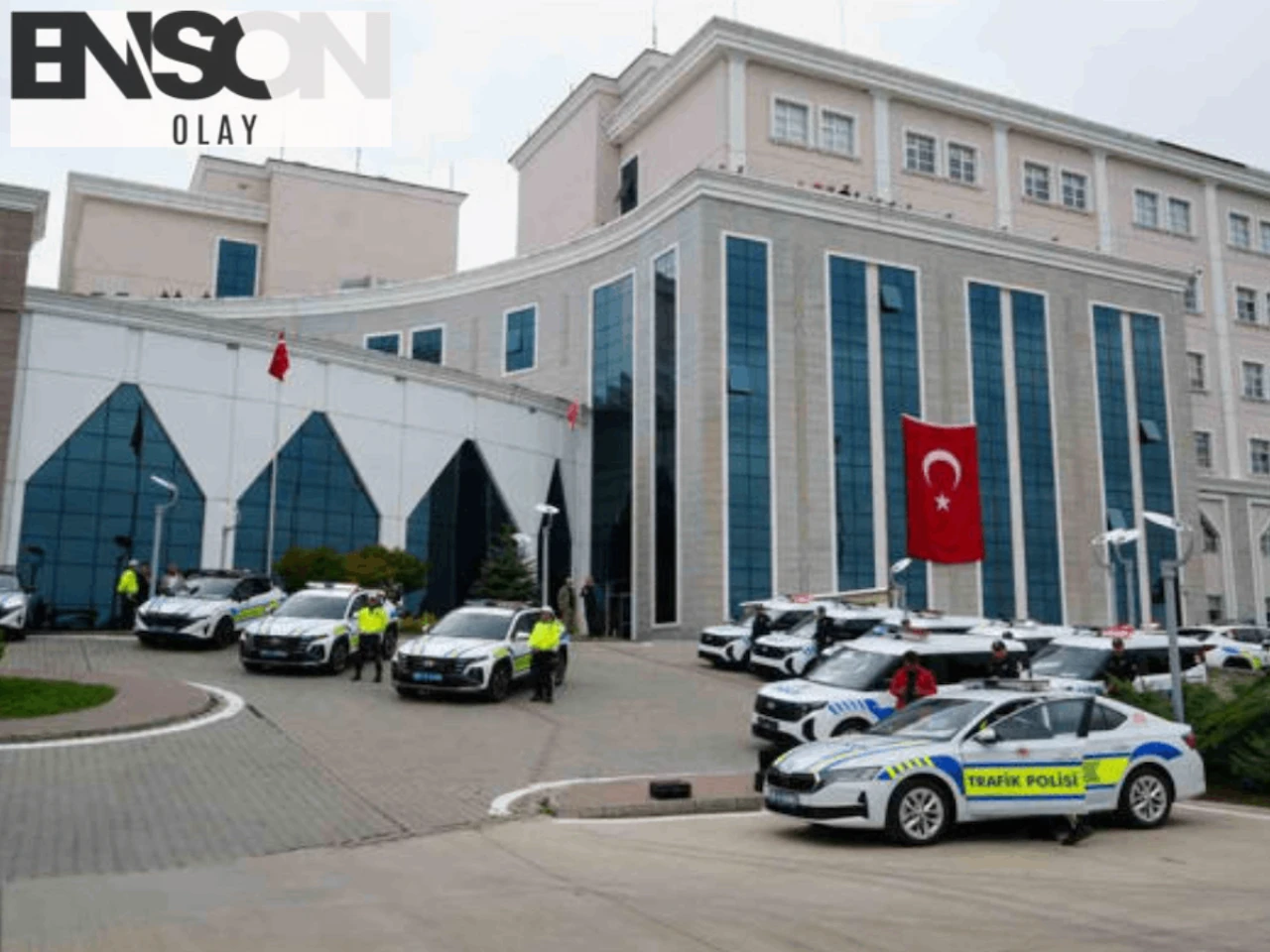 Baba ve Oğul Polis Memurlarına Saldırdı, Serbest Bırakıldılar