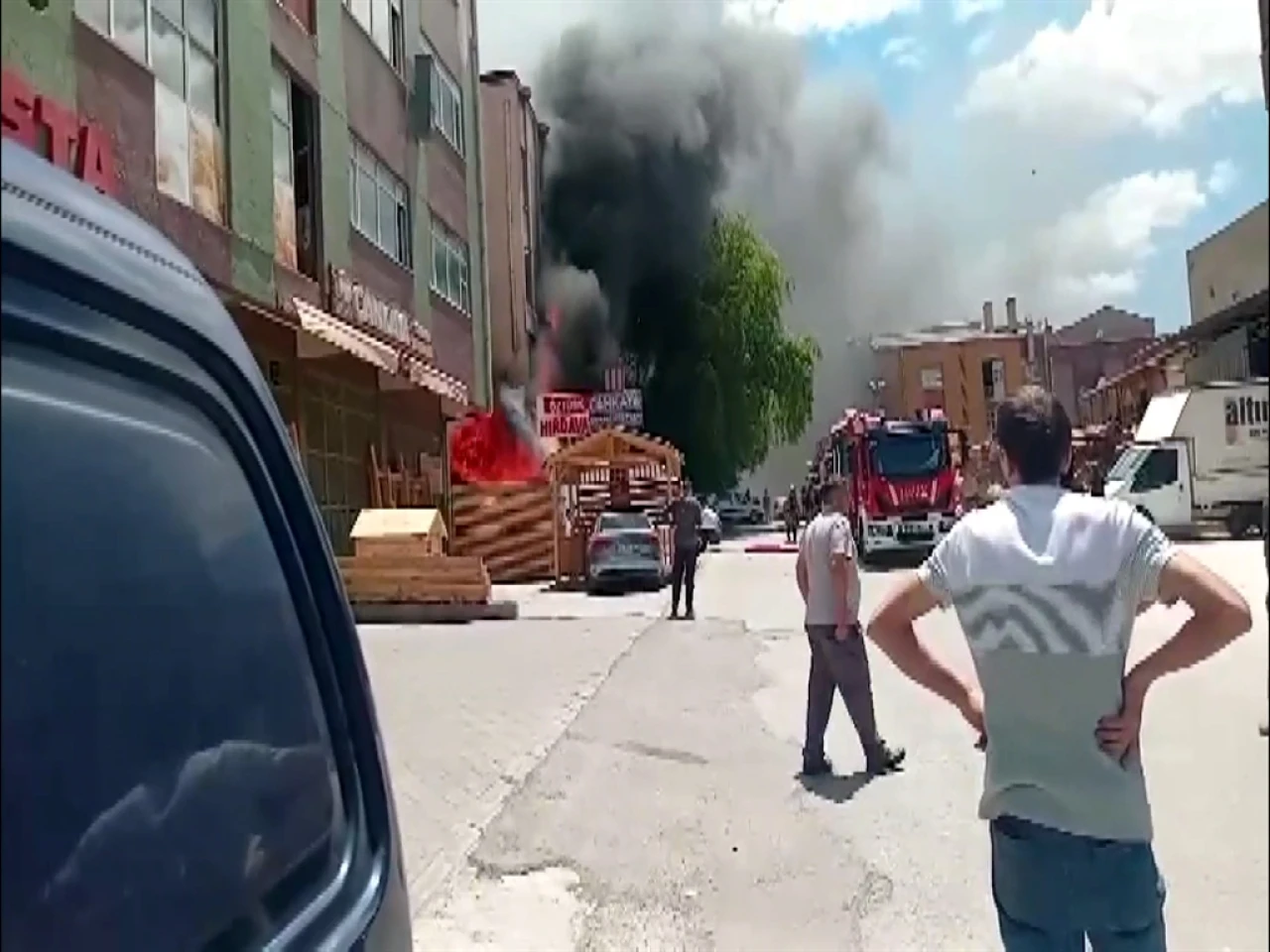 Siteler'deki Yangında 2 İş Yeri ve 2 Araç Zarar Gördü, Yangının Çıkış Nedeni Araştırılıyor