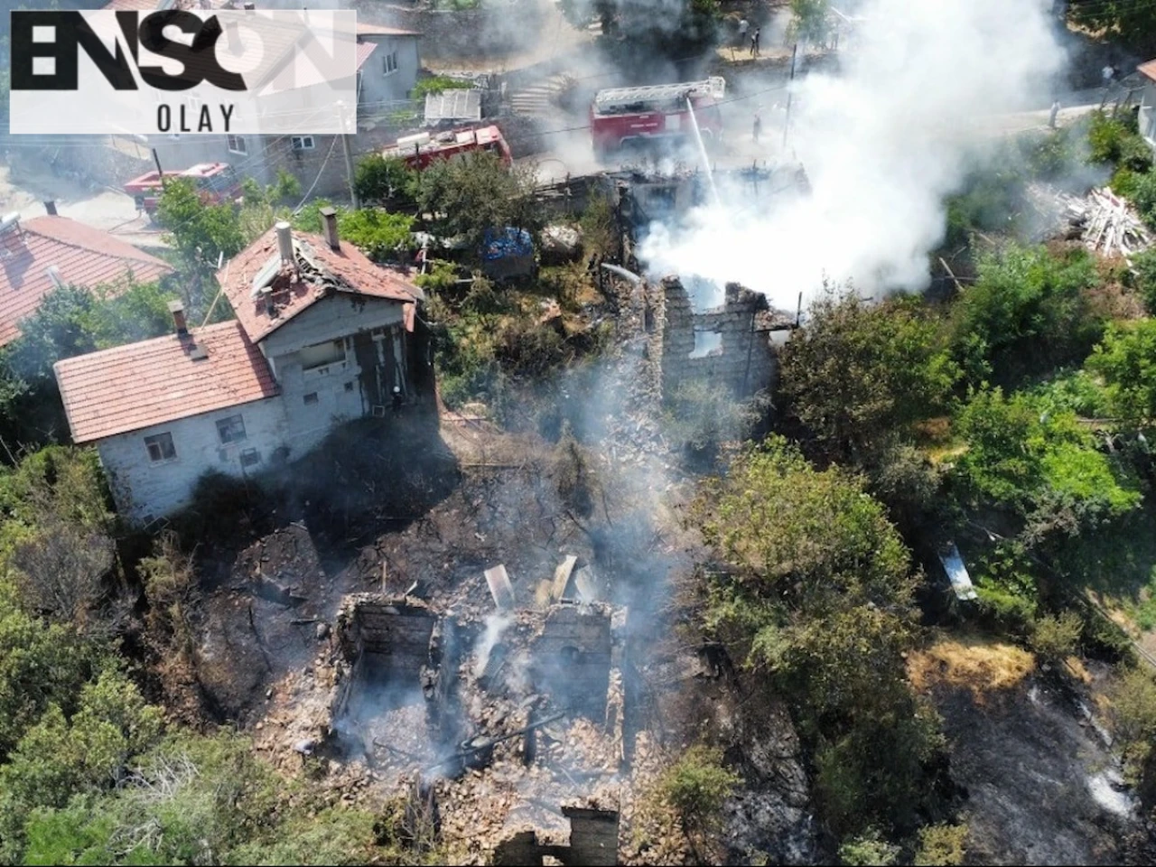 Bademli Mahallesi'nde Çıkan Yangın 3 Evi Zarara Uğrattı, Yetkililer İnceleme Başlattı.