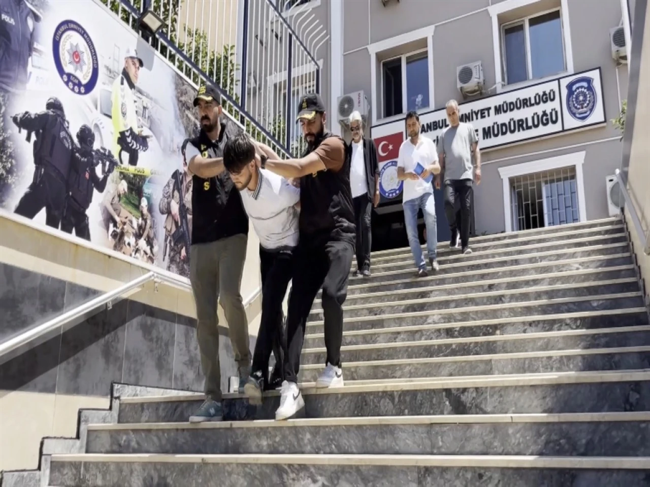 Güngören'de cinayet zanlısı kırmızı bavulda saklandı, operasyonla yakalandı!