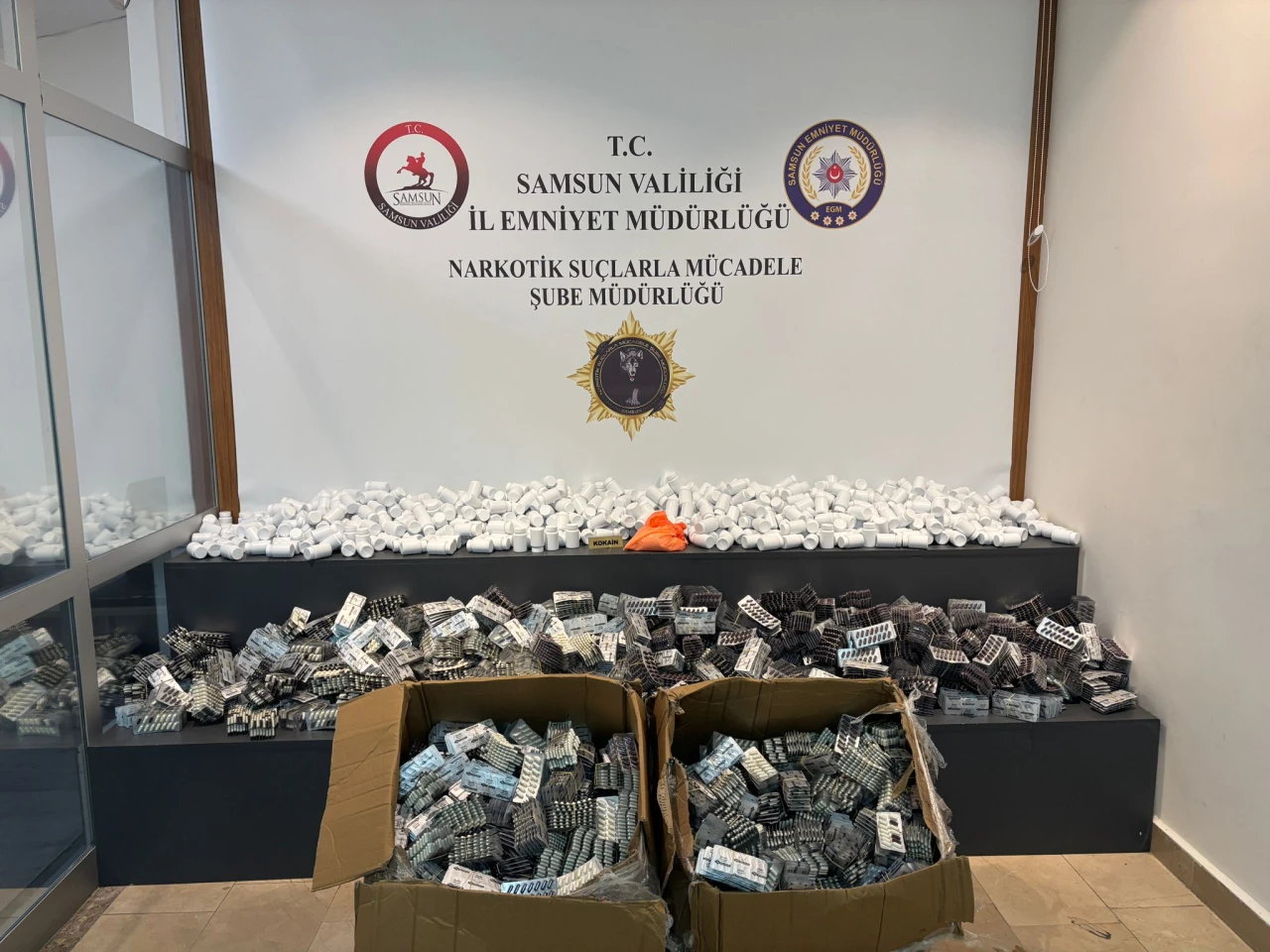 Samsun'da İstanbul'dan Farklı Yollarla Getirilen 122 Bin Sentetik Hap ve 700 Gram Kokain Ele Geçirildi