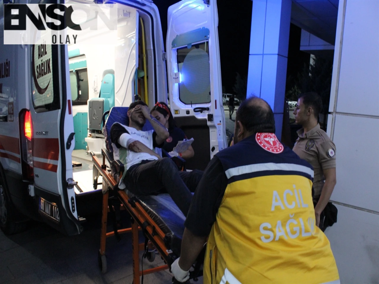 Aksaray'da Sokak Kavgası: İki Arkadaş Birbirini Bıçakla Yaraladı, Hastaneye Kaldırıldı!
