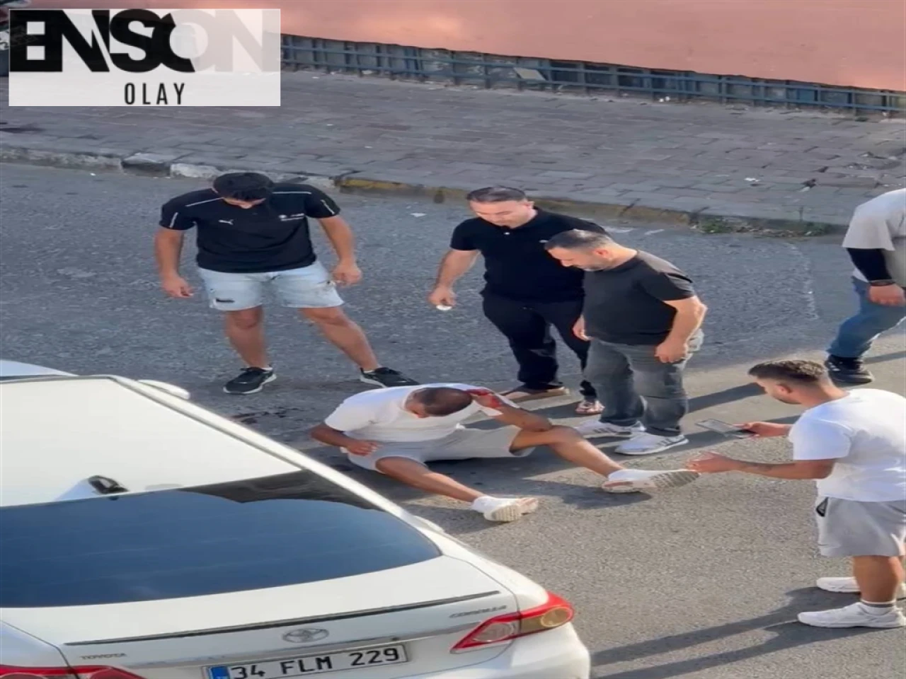 Bağcılar'da Sürücüler Arasında Sopayla Kavga Anı! Videoya Yansıdı!