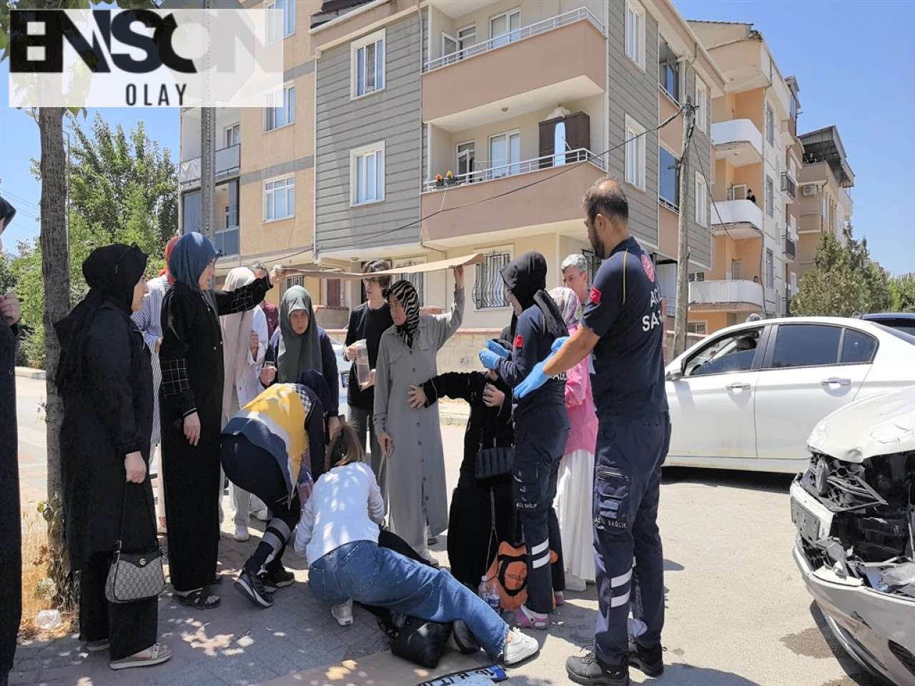 İnegöl'de Otomobil Kazası: Güneşten Koruma Kartonuyla Yaralılar Ambulans Bekledi