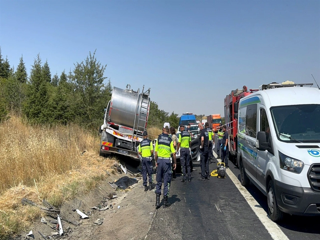 Çorlu'da TEM Otoyolu'nda Kamyon ve Otomobil Çarpıştı, 4 Kişi Hayatını Kaybetti