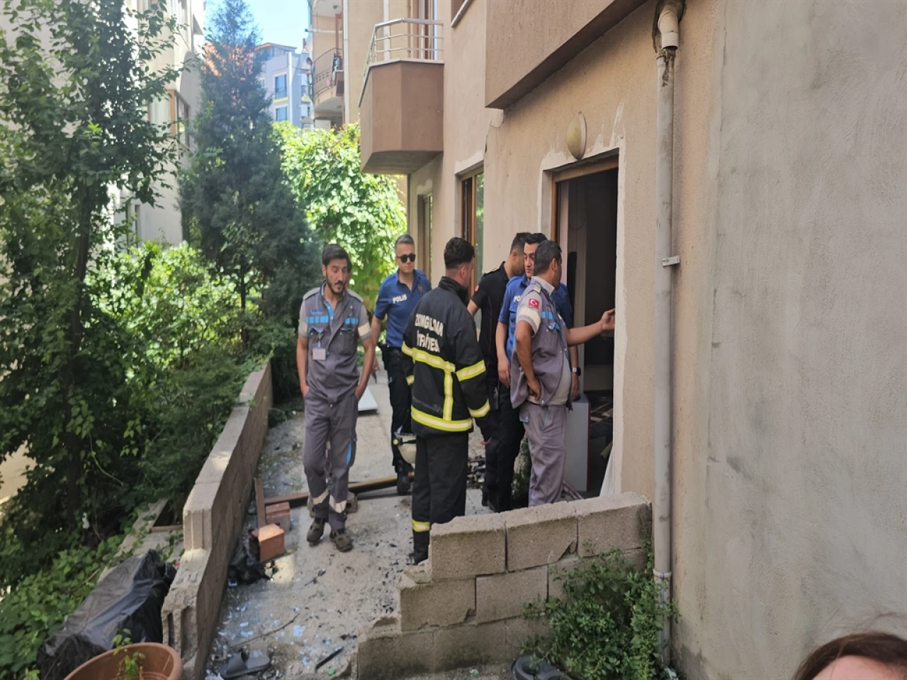 Zonguldak'ta Bir Binanın Zemin Katındaki Dairede Patlama Meydana Geldi! Patlamanın Nedeni Araştırılıyor.