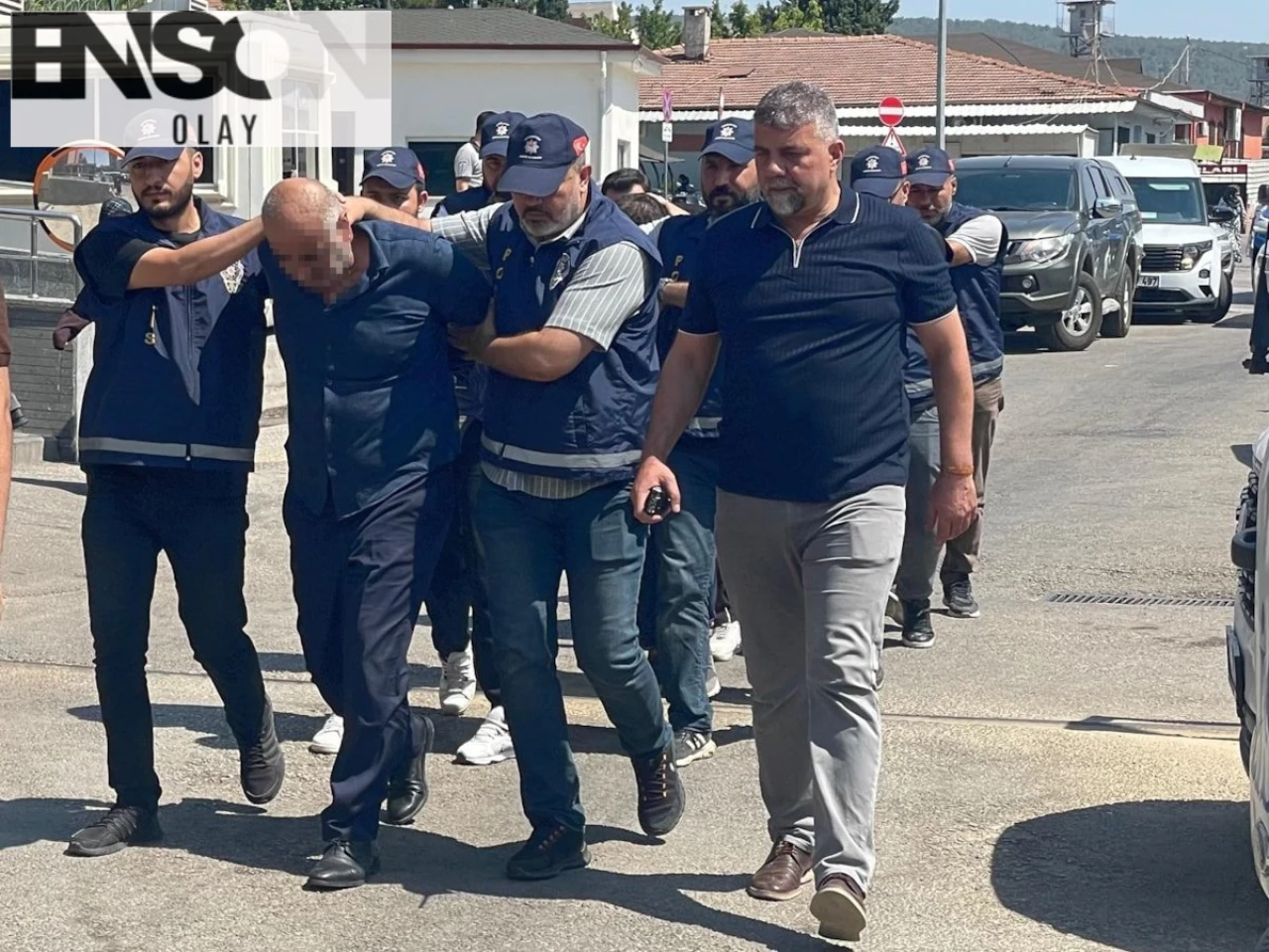 Market çalışanı ile iş birliği yapan şüpheliler, 3 milyon TL'lik gasp olayıyla yakalandılar.